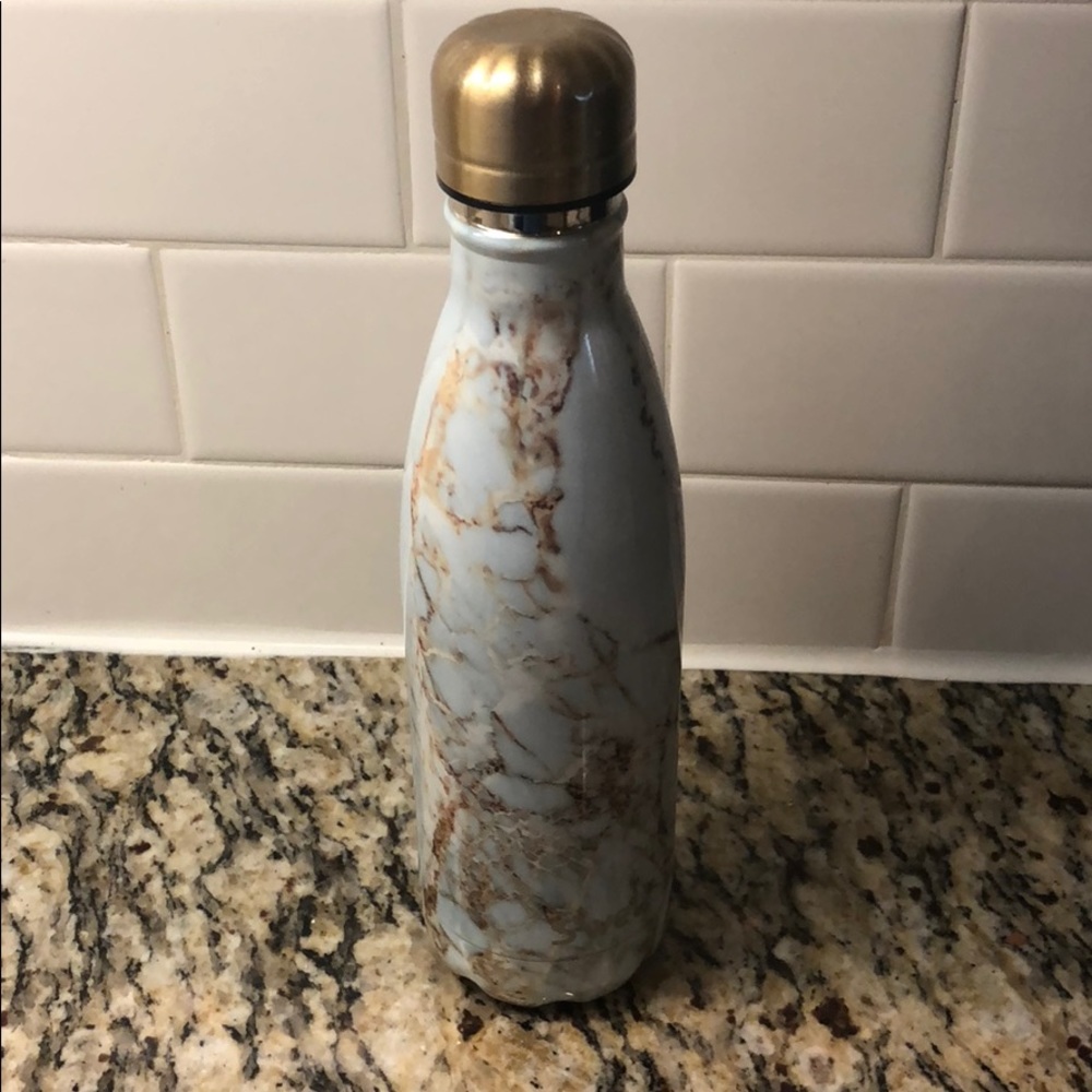 🌊 Swell bottle in Calcatta Gold